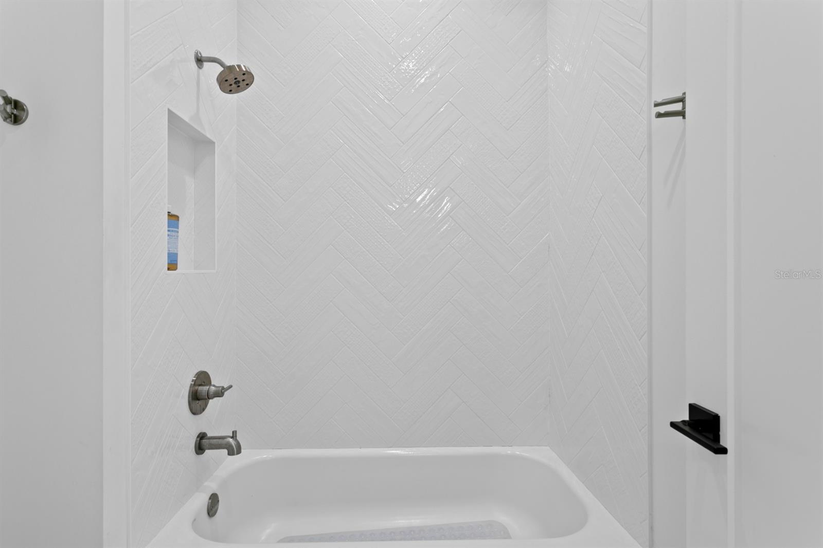 Listing photo id 30 for 4111 Swann Avenue