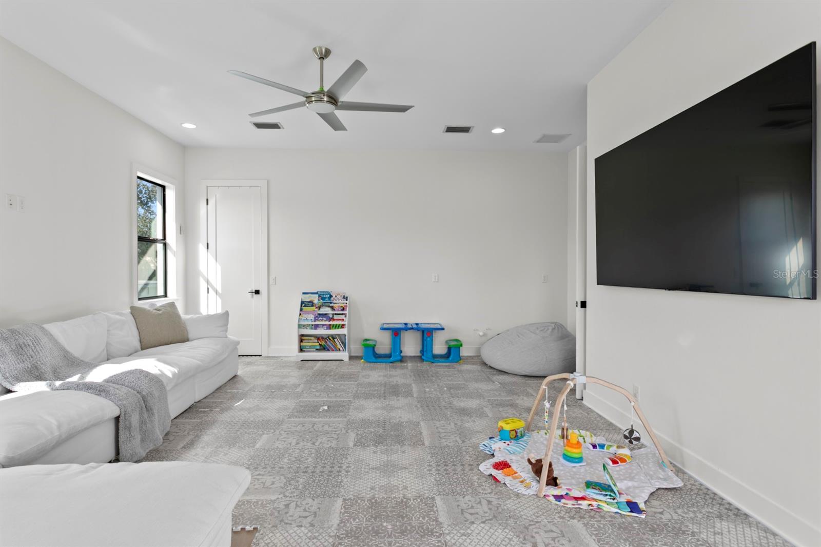 Listing photo id 37 for 4111 Swann Avenue