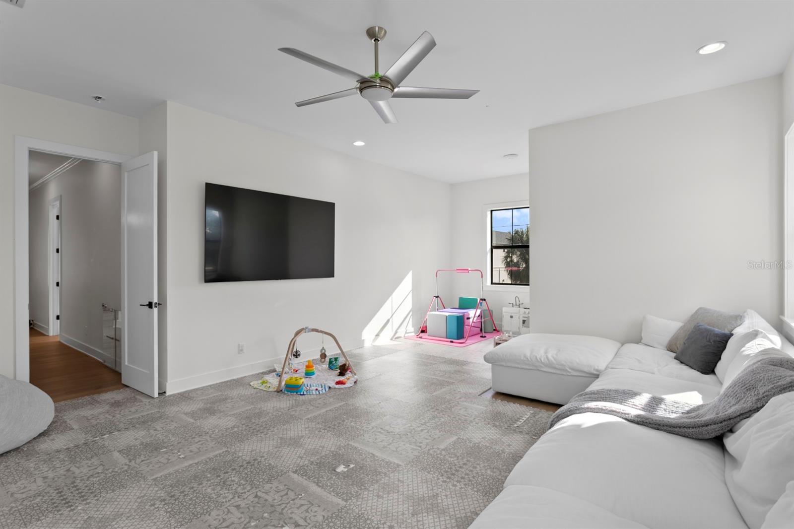 Listing photo id 38 for 4111 Swann Avenue