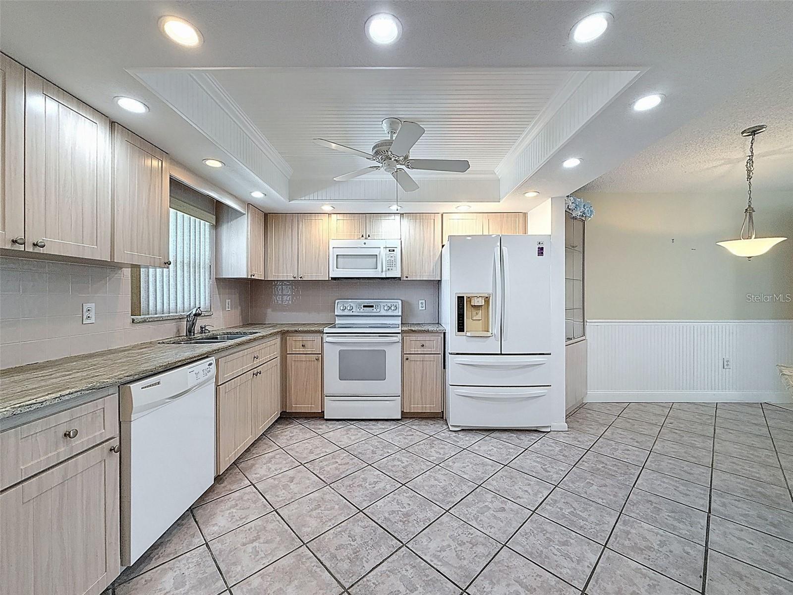 Image 4 of 32 For 4550 Cove Circle 507