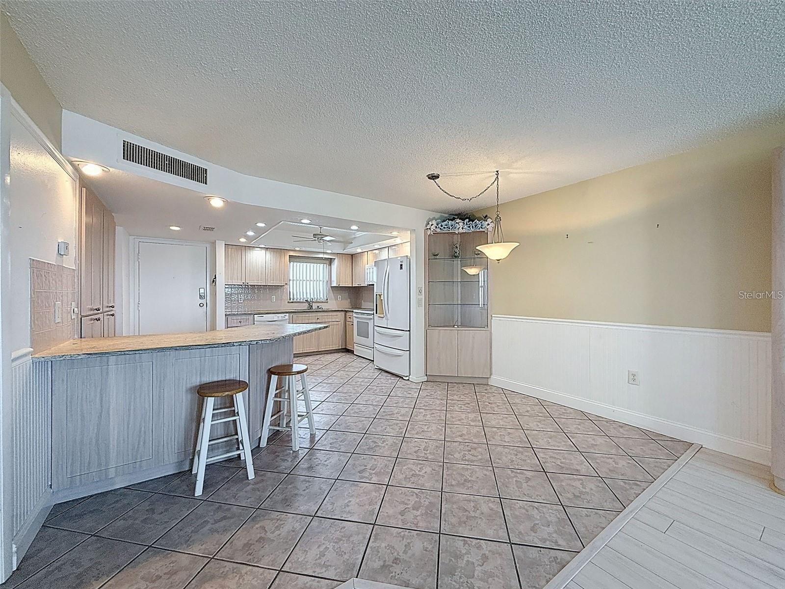 Image 8 of 32 For 4550 Cove Circle 507