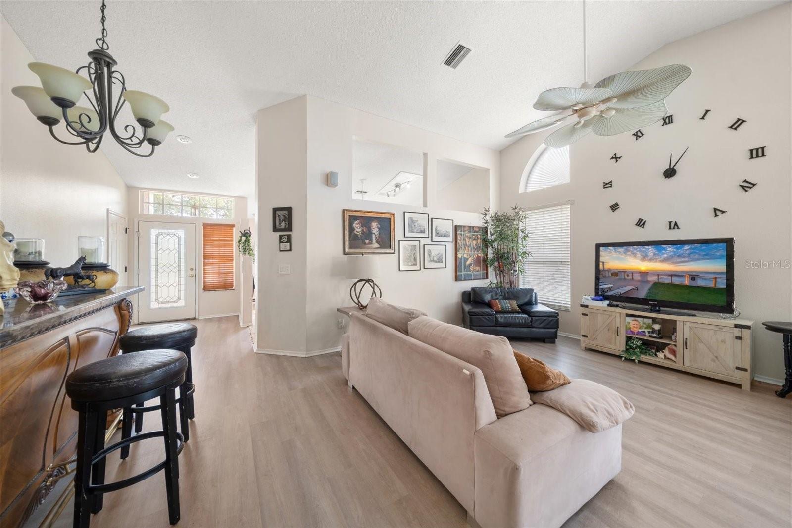 Listing photo id 9 for 5650 Bridgeton Court