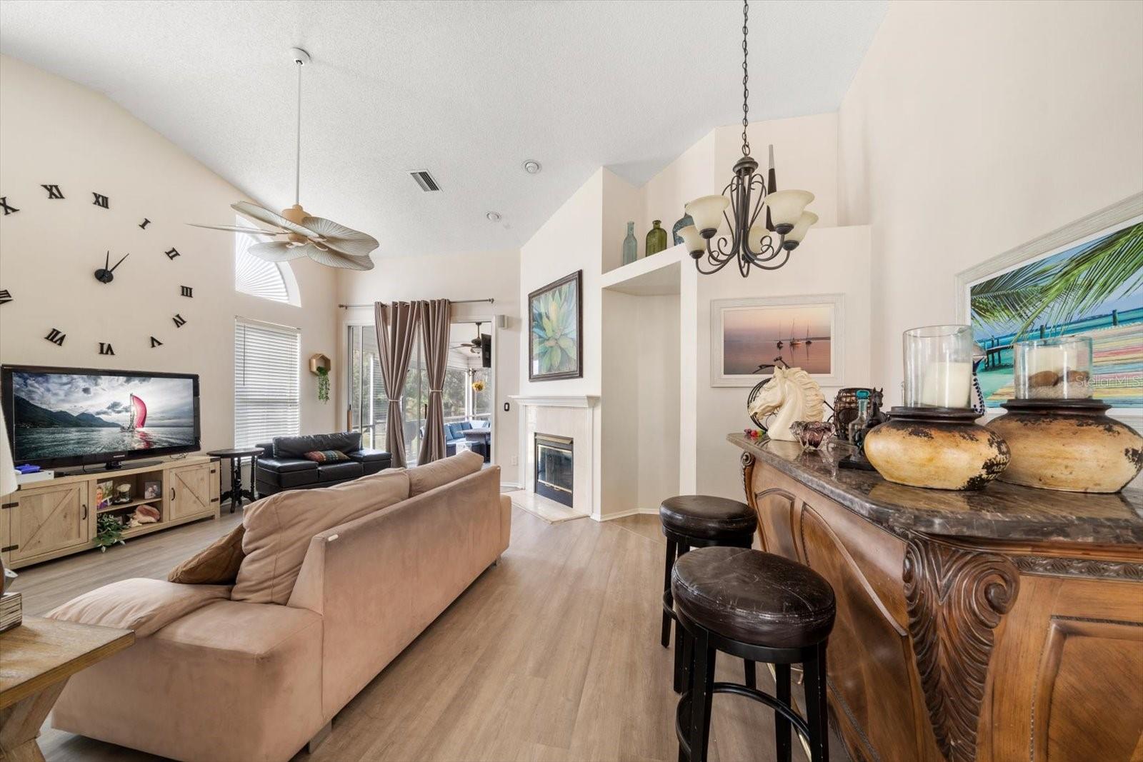 Listing photo id 11 for 5650 Bridgeton Court