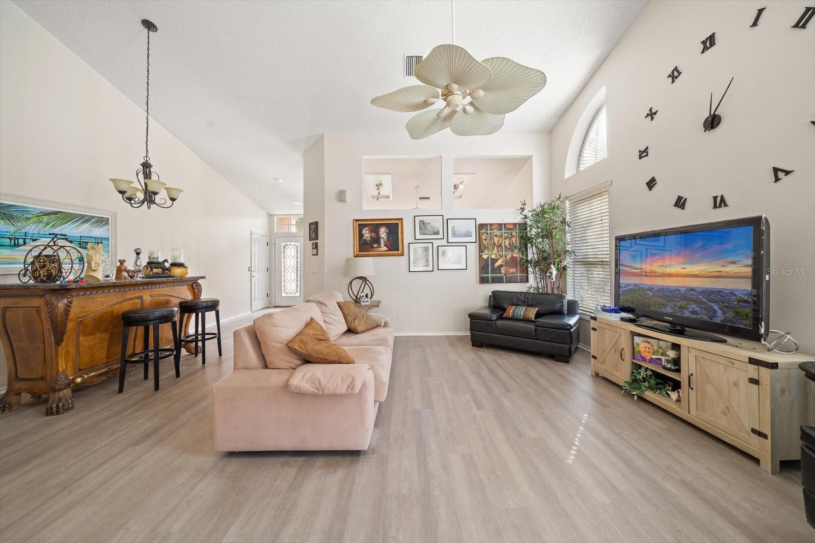 Listing photo id 12 for 5650 Bridgeton Court