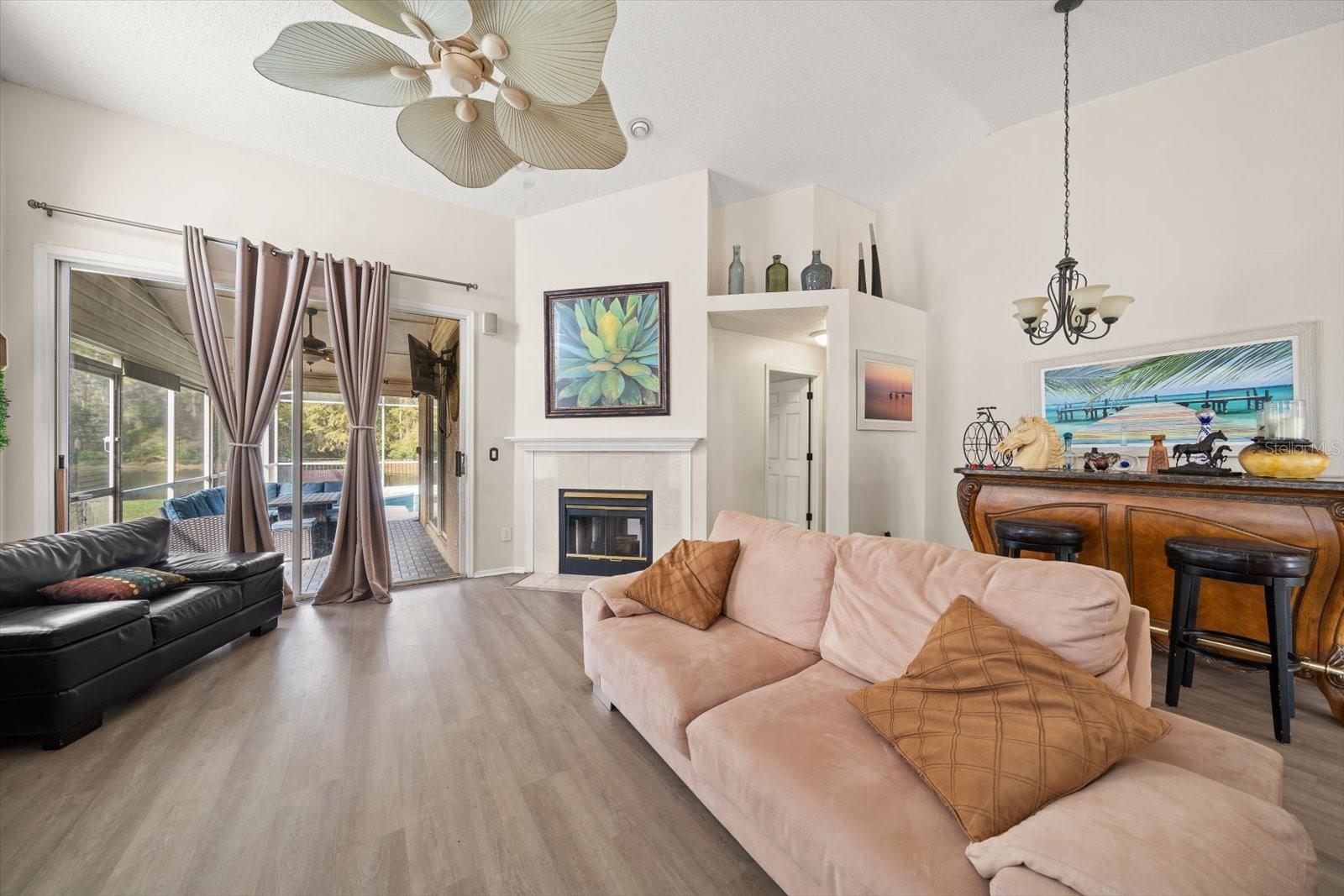 Listing photo id 13 for 5650 Bridgeton Court