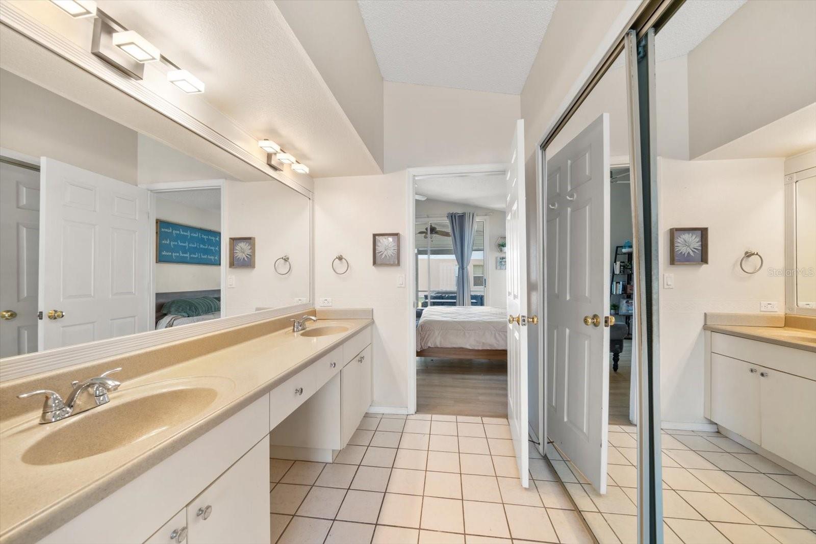 Listing photo id 27 for 5650 Bridgeton Court