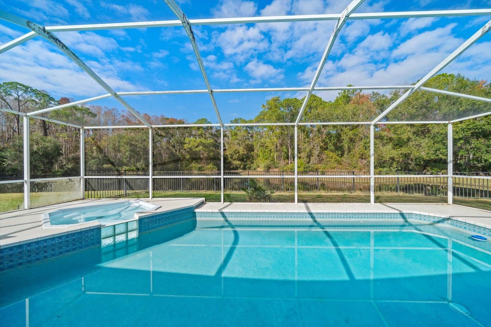 Listing photo id 2 for 5650 Bridgeton Court