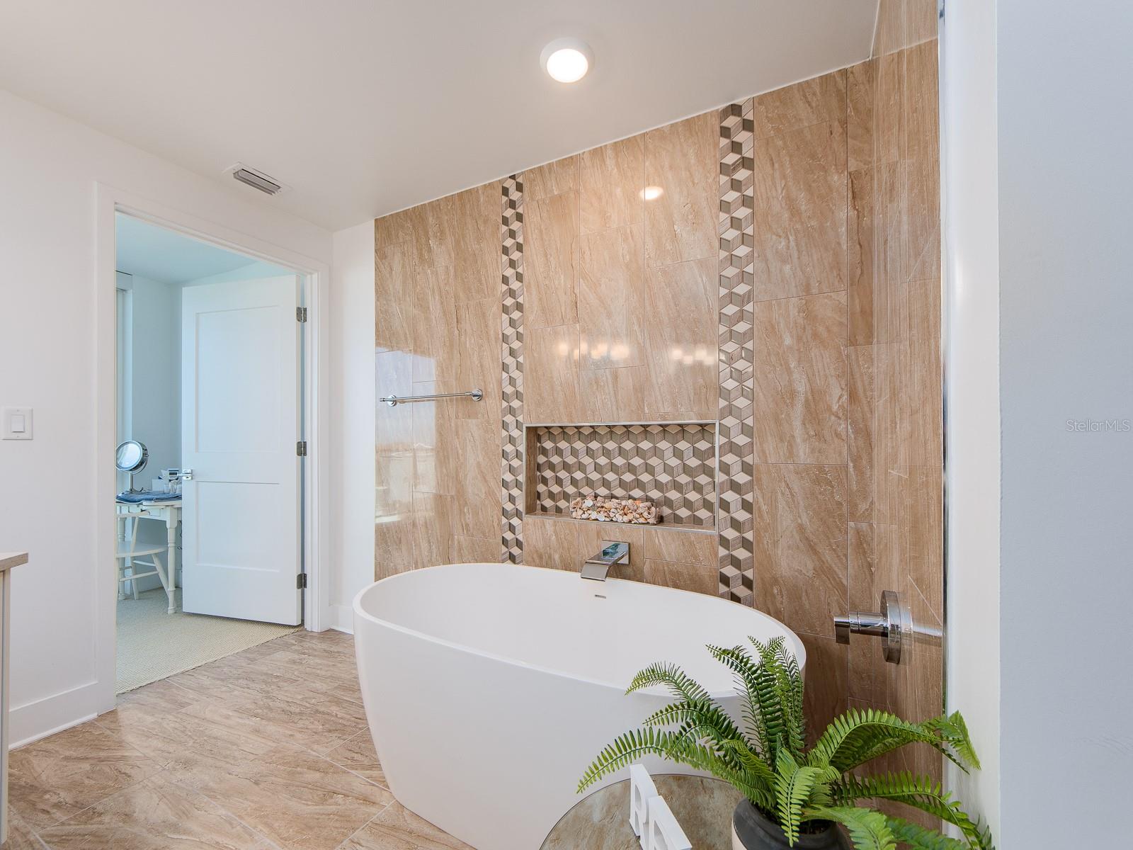 Image 53 of 77 For 15 Avalon Street 403