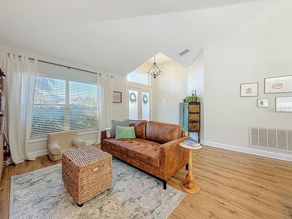 Image 12 of 72 For 220 Bay Arbor Boulevard