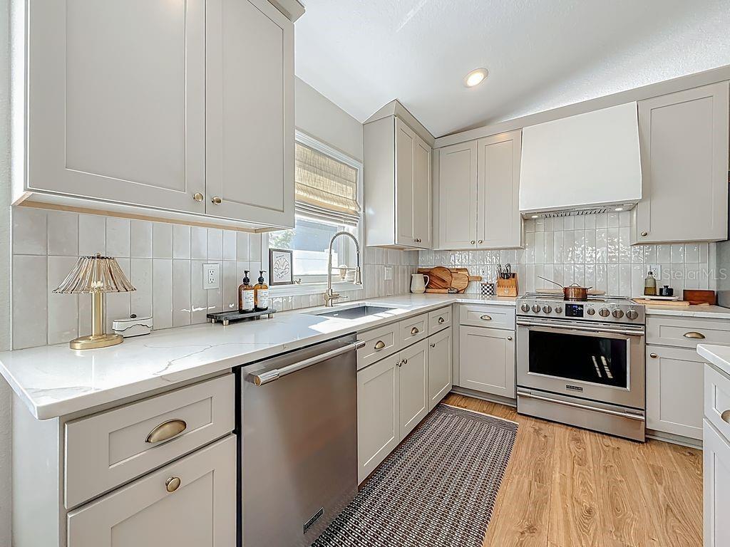 Image 22 of 72 For 220 Bay Arbor Boulevard