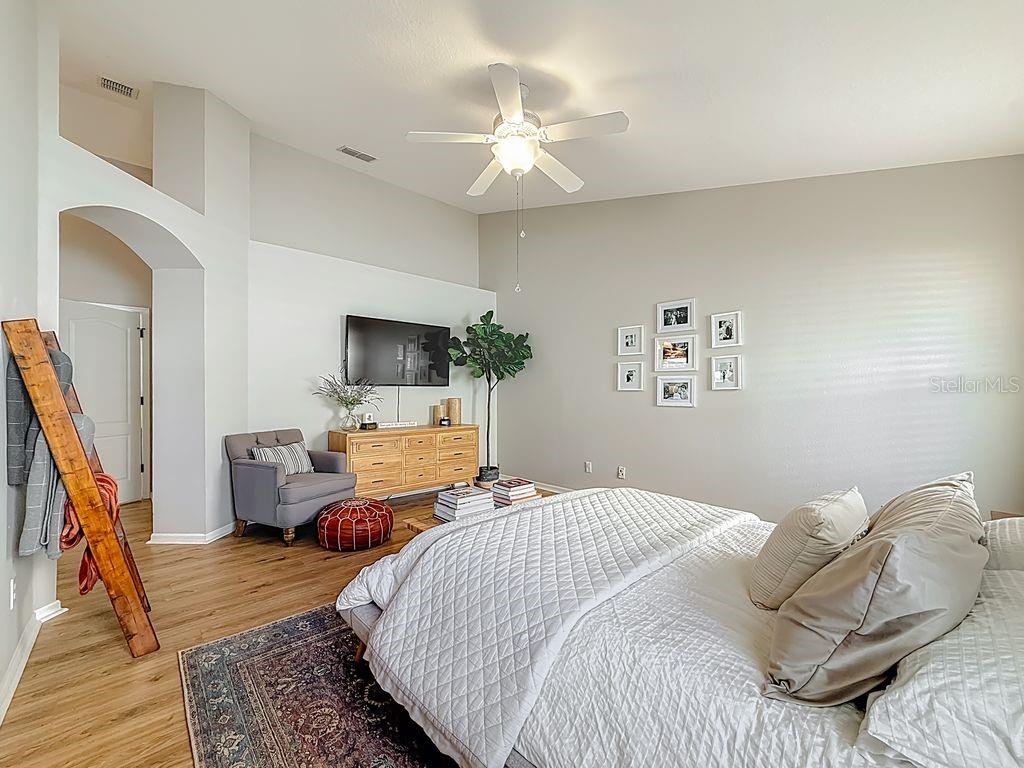 Image 33 of 72 For 220 Bay Arbor Boulevard