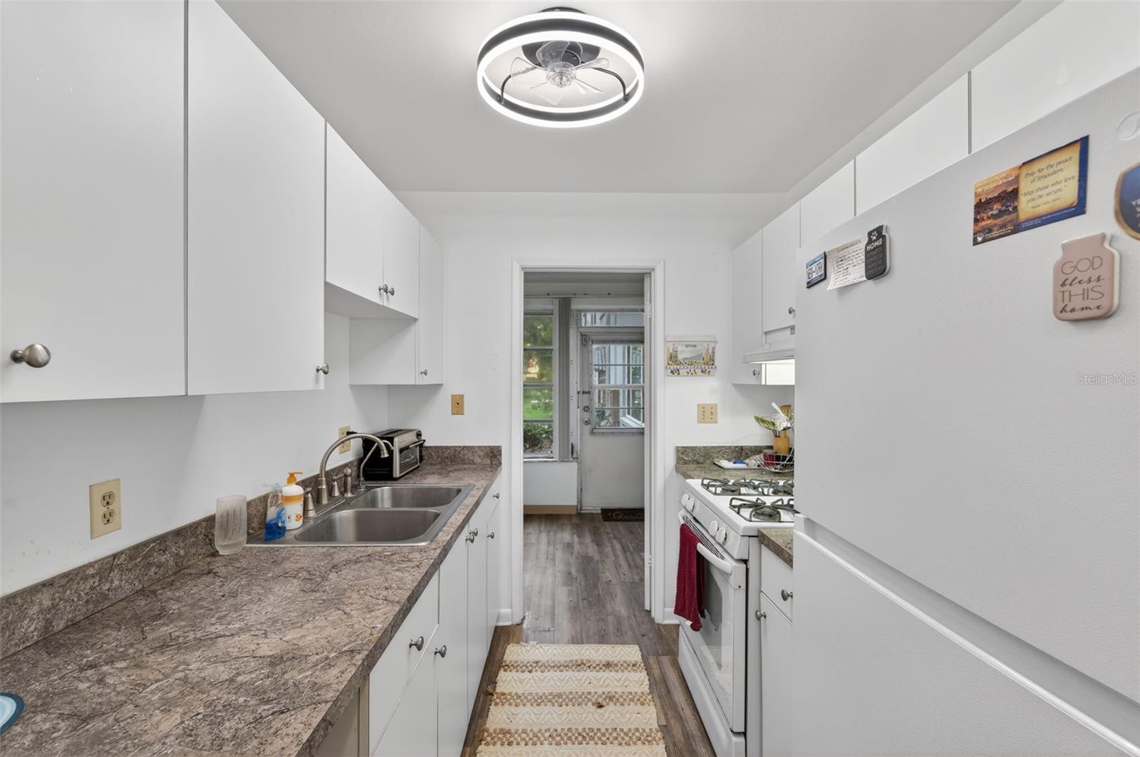 Listing photo id 12 for 5660 80th Street N D101