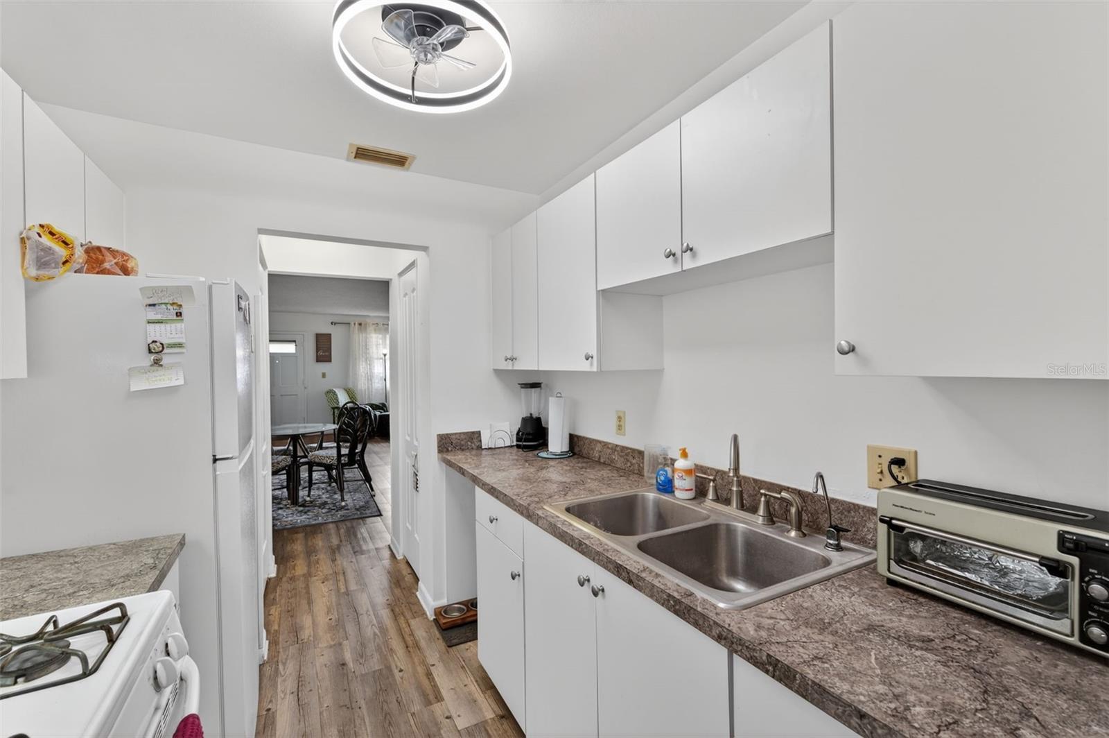 Listing photo id 14 for 5660 80th Street N D101