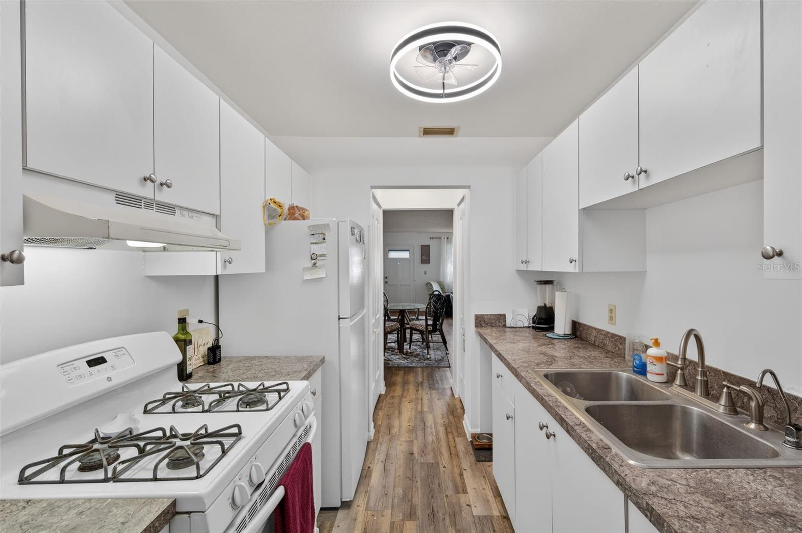 Listing photo id 15 for 5660 80th Street N D101