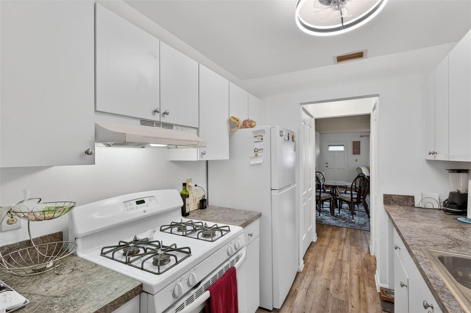 Listing photo id 16 for 5660 80th Street N D101