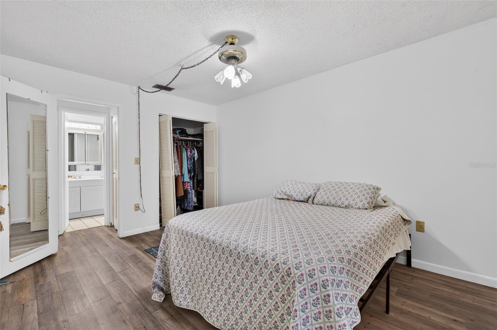 Listing photo id 17 for 5660 80th Street N D101