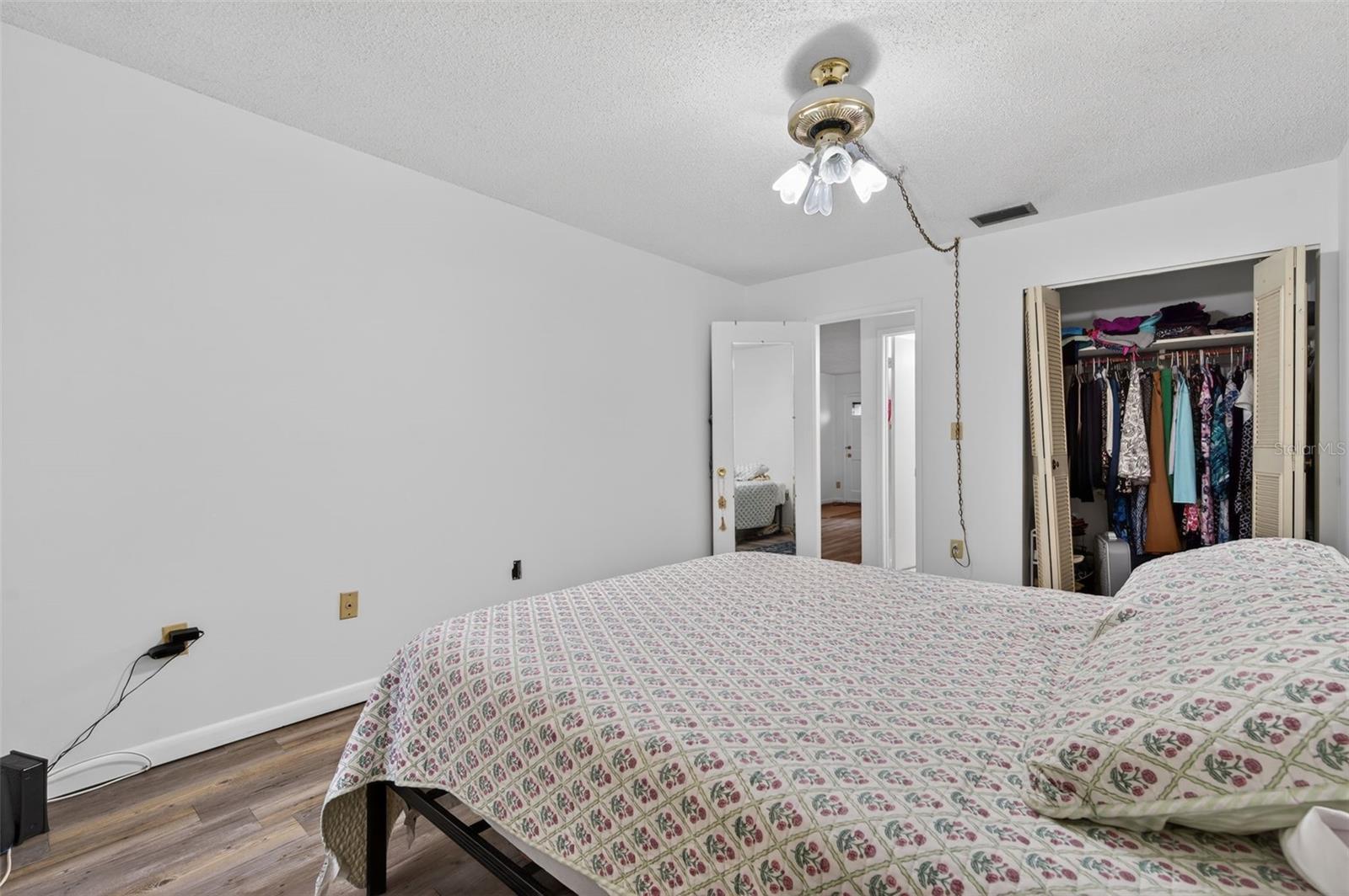 Listing photo id 18 for 5660 80th Street N D101