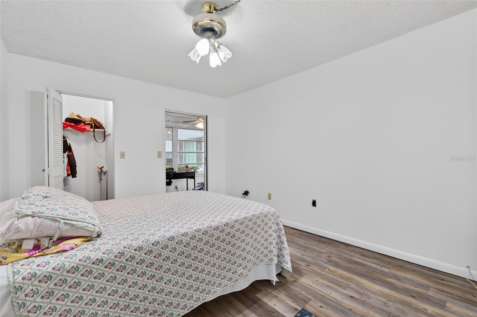 Listing photo id 19 for 5660 80th Street N D101