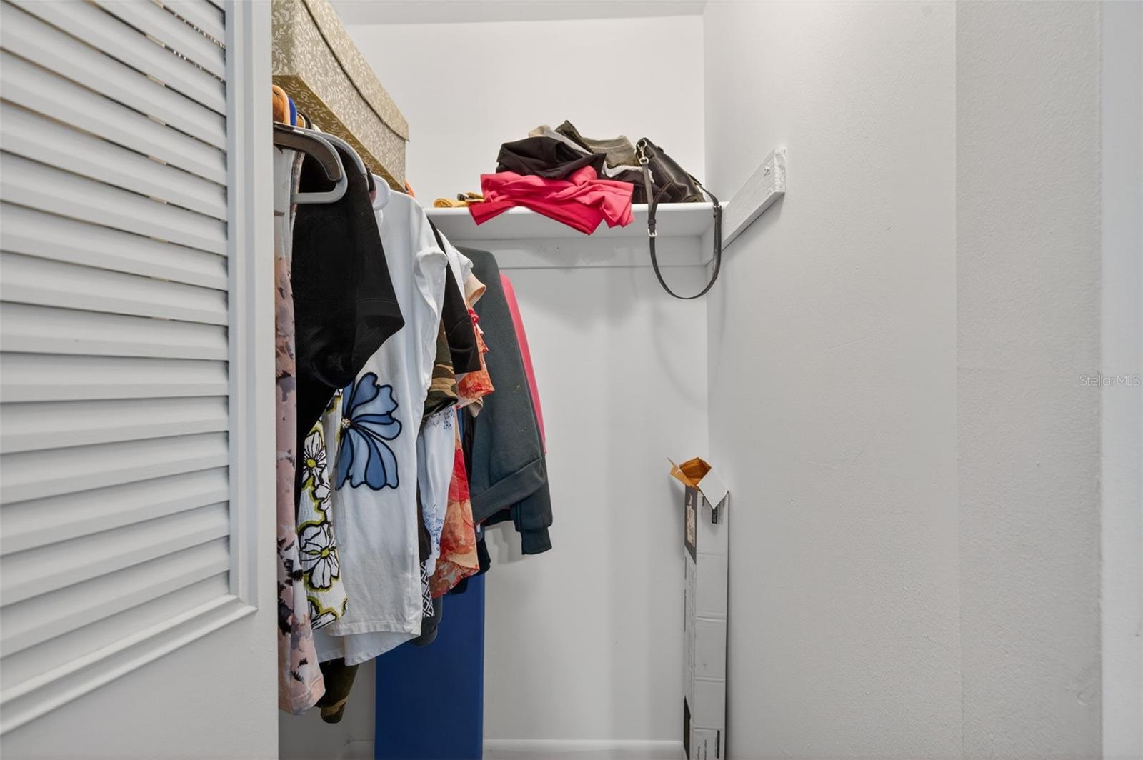 Listing photo id 21 for 5660 80th Street N D101