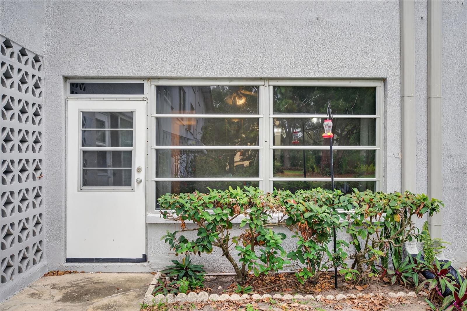 Listing photo id 29 for 5660 80th Street N D101