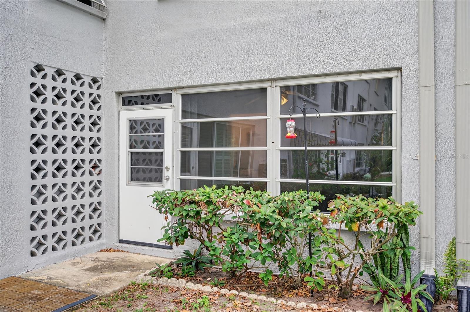 Listing photo id 30 for 5660 80th Street N D101