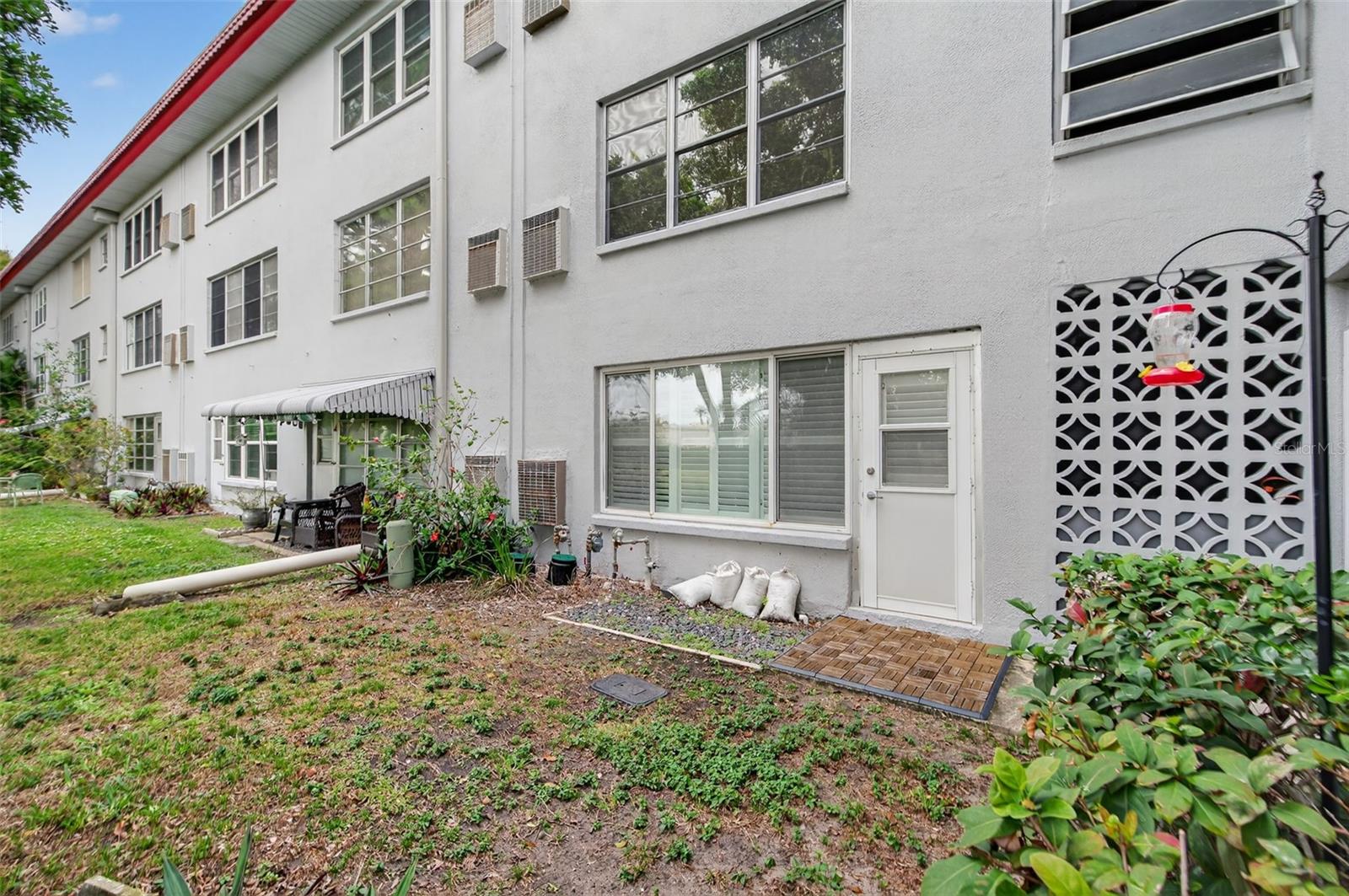 Listing photo id 32 for 5660 80th Street N D101