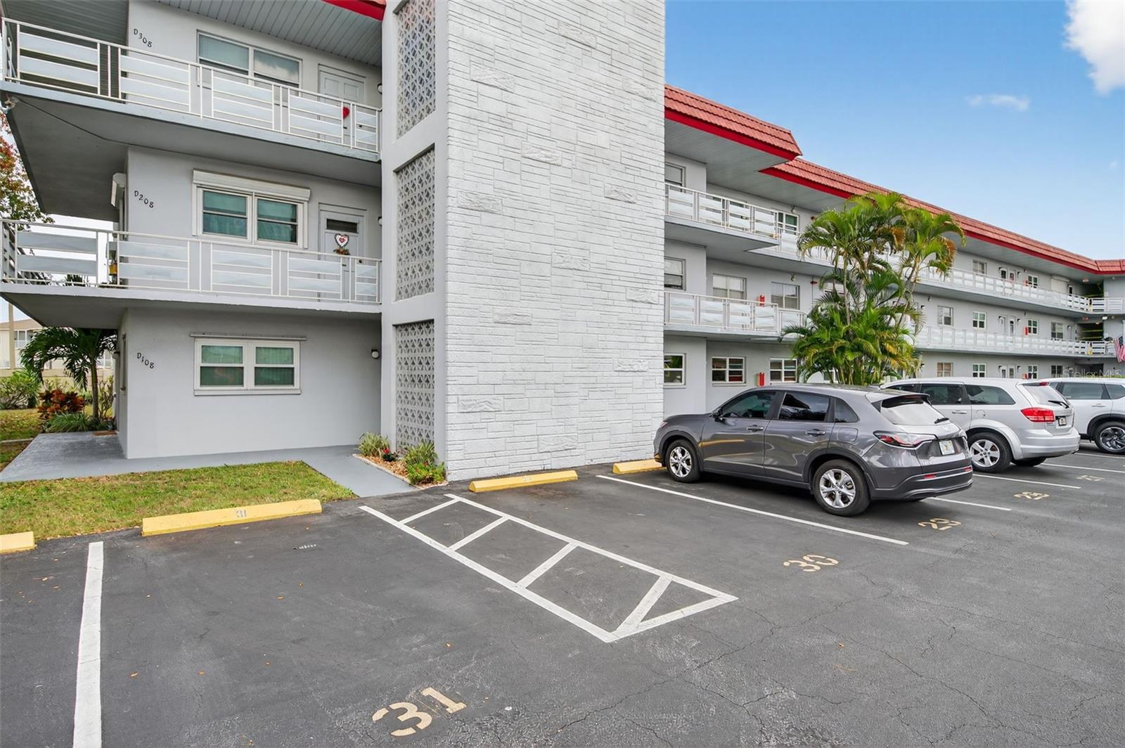 Listing photo id 33 for 5660 80th Street N D101