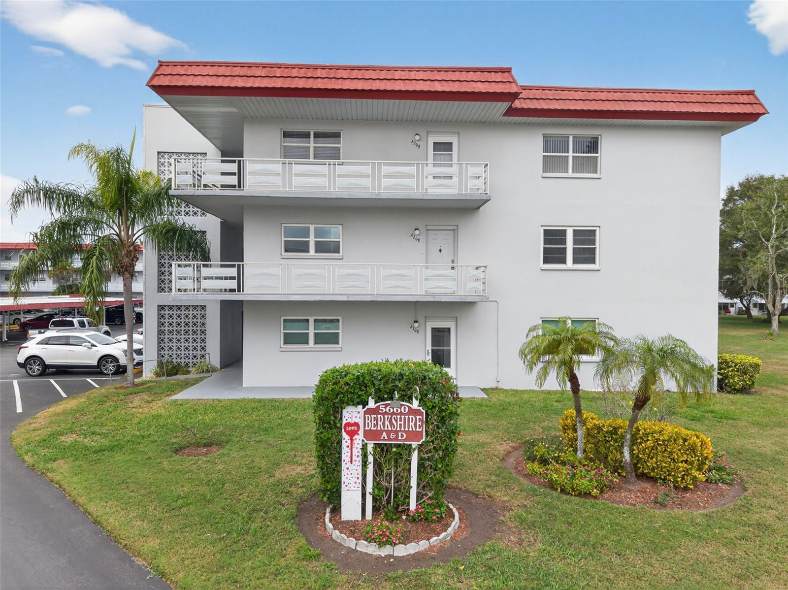 Listing photo id 35 for 5660 80th Street N D101