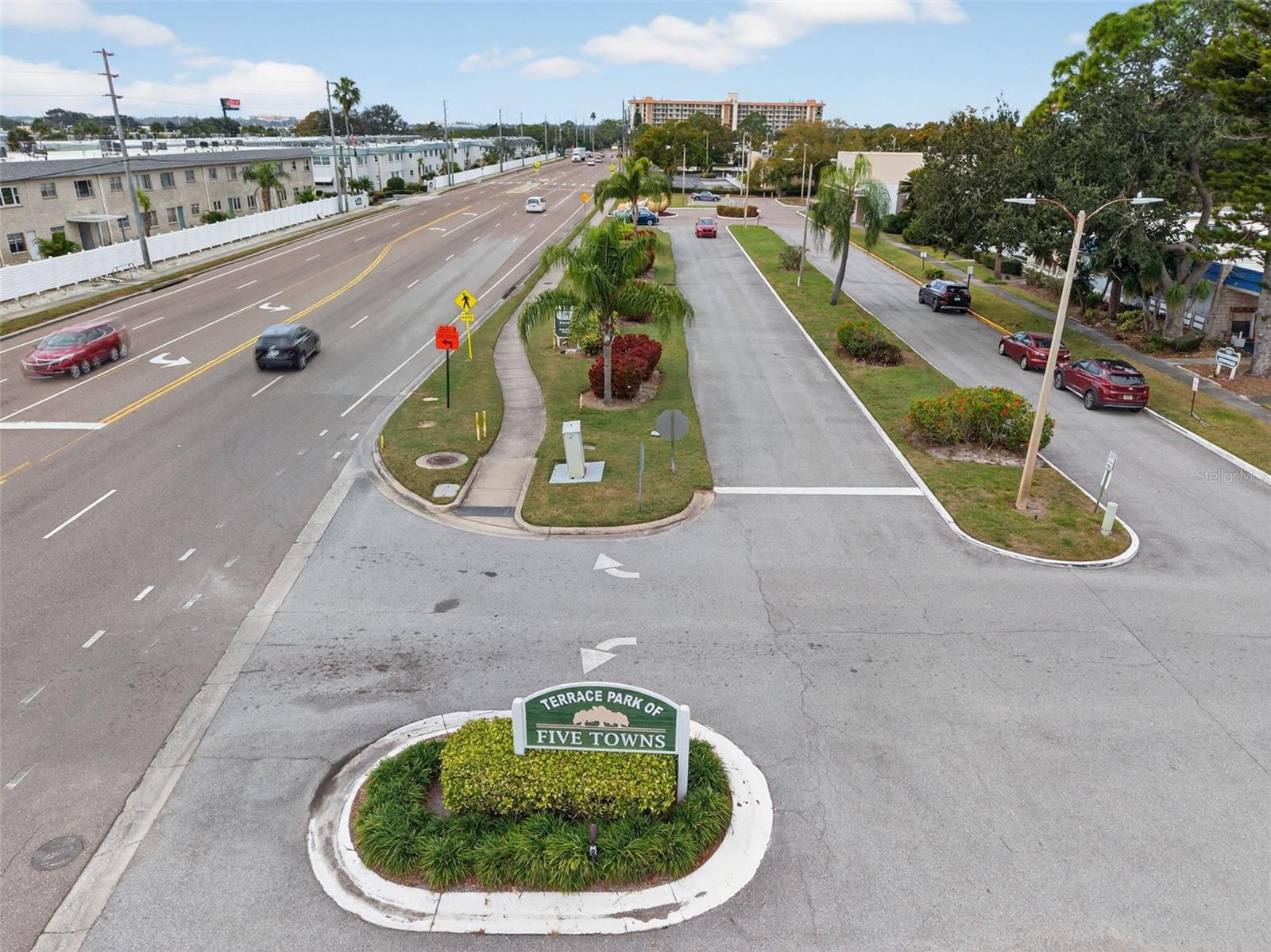 Listing photo id 36 for 5660 80th Street N D101