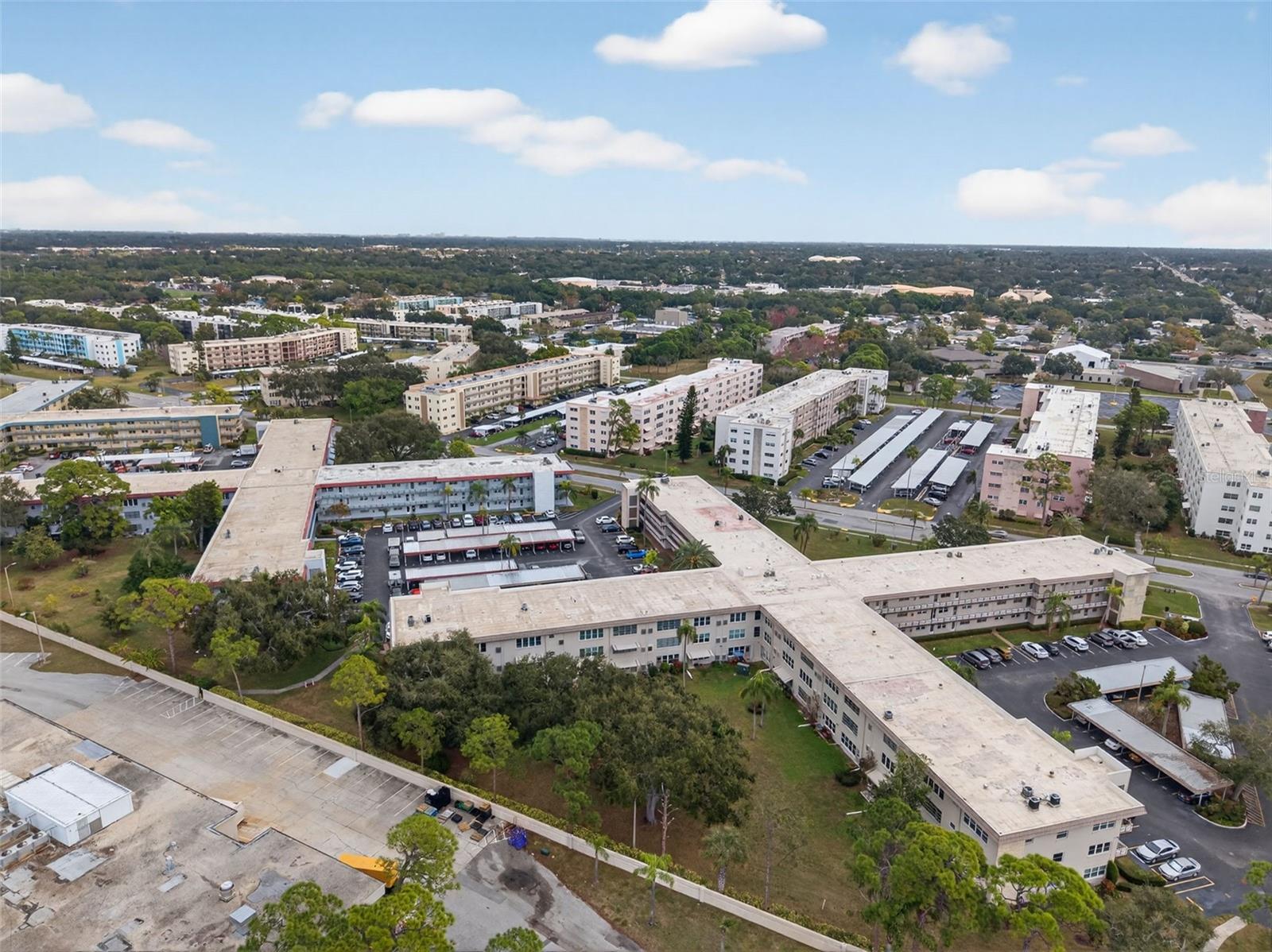 Listing photo id 39 for 5660 80th Street N D101