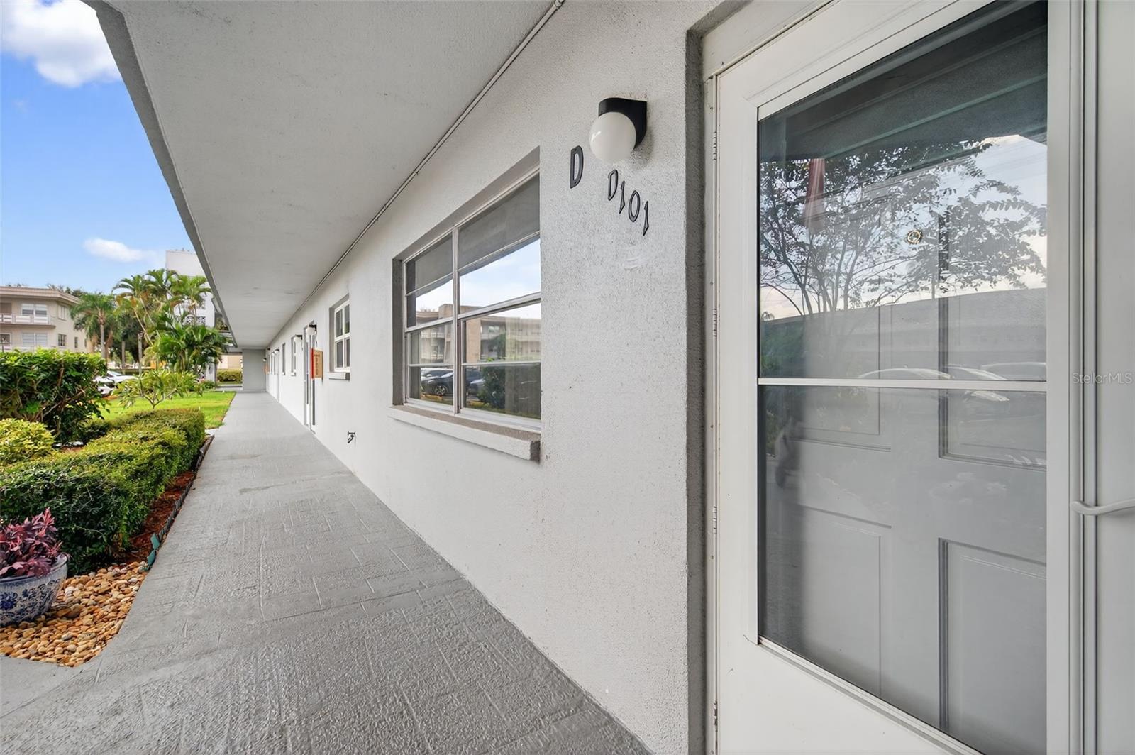 Listing photo id 42 for 5660 80th Street N D101