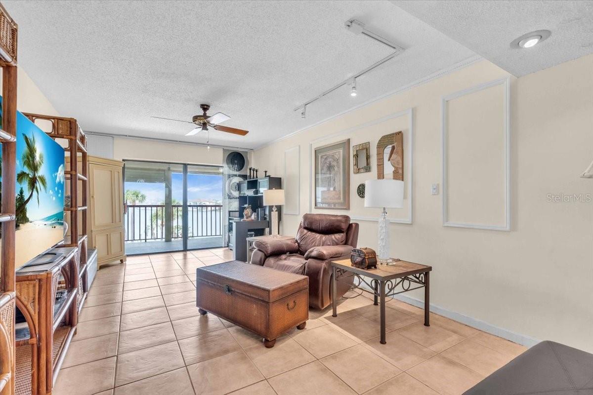 Image 10 of 21 For 10301 Gulf Boulevard 302