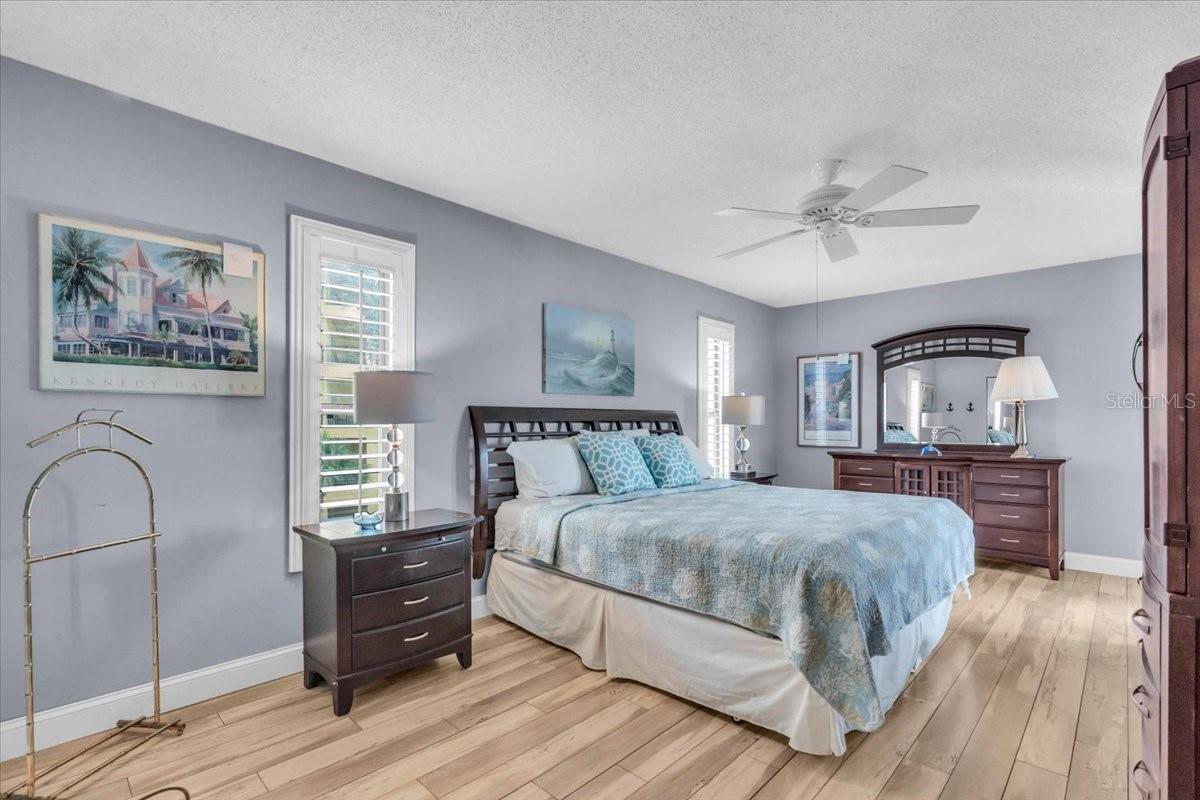 Image 14 of 21 For 10301 Gulf Boulevard 302