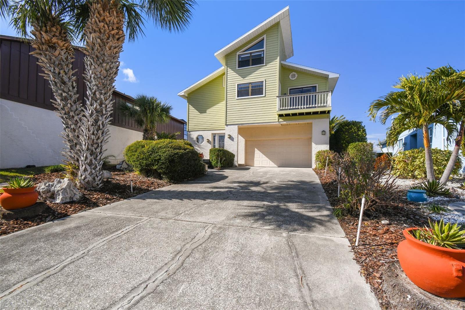 Listing photo id 3 for 6321 Garland Court