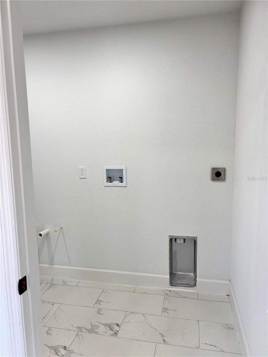 Listing photo id 14 for 1301 Woodbine Street