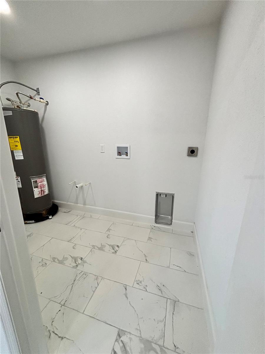 Listing photo id 15 for 1301 Woodbine Street