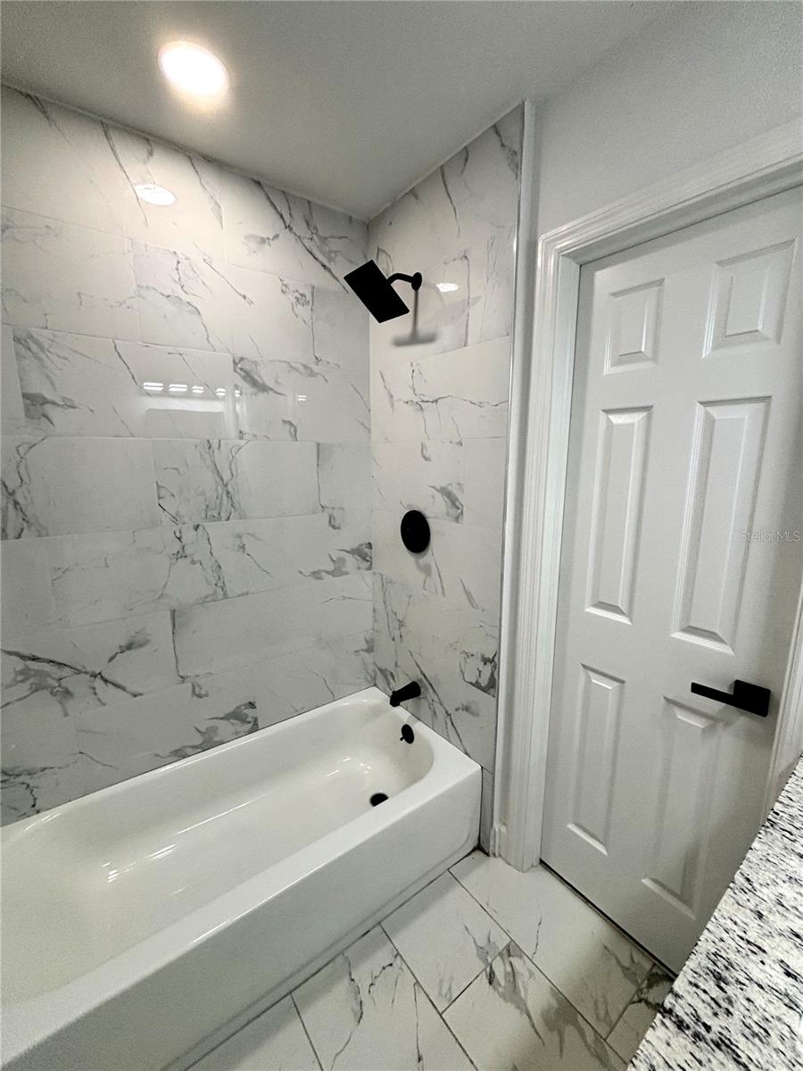 Listing photo id 21 for 1301 Woodbine Street