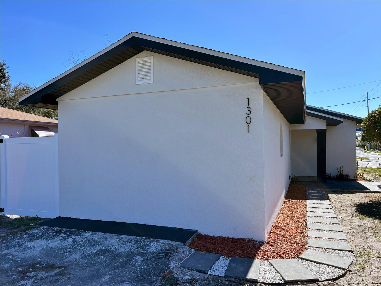 Listing photo id 27 for 1301 Woodbine Street