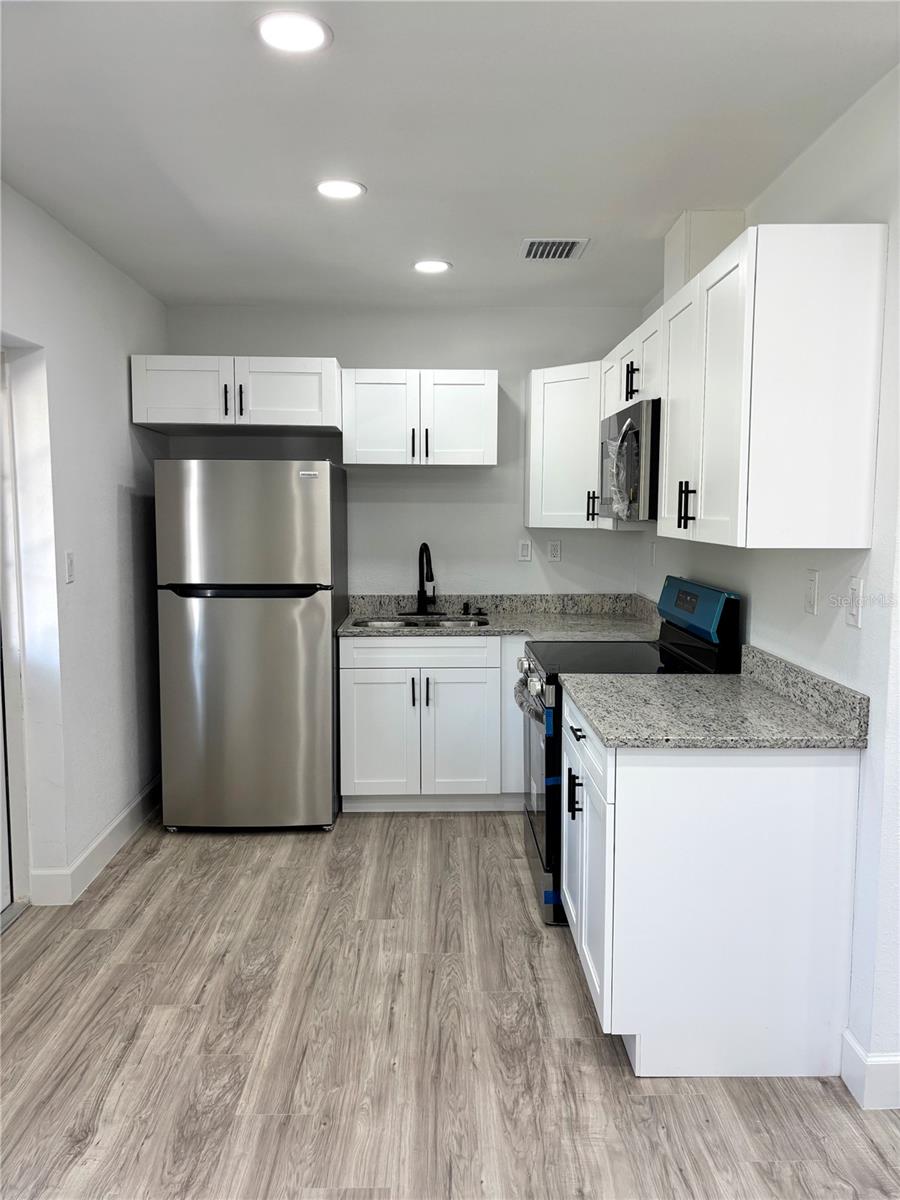 Listing photo id 1 for 1301 Woodbine Street