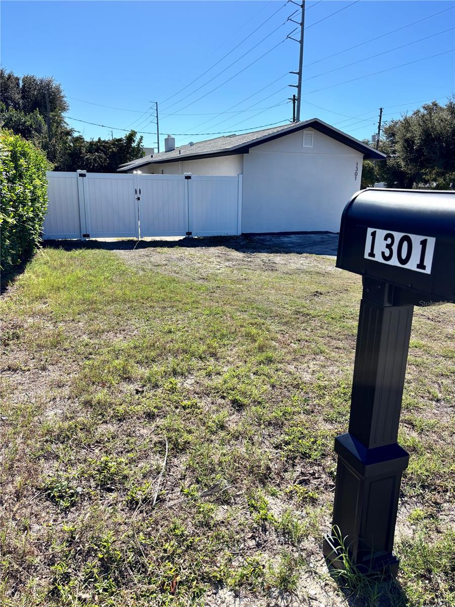 Listing photo id 35 for 1301 Woodbine Street