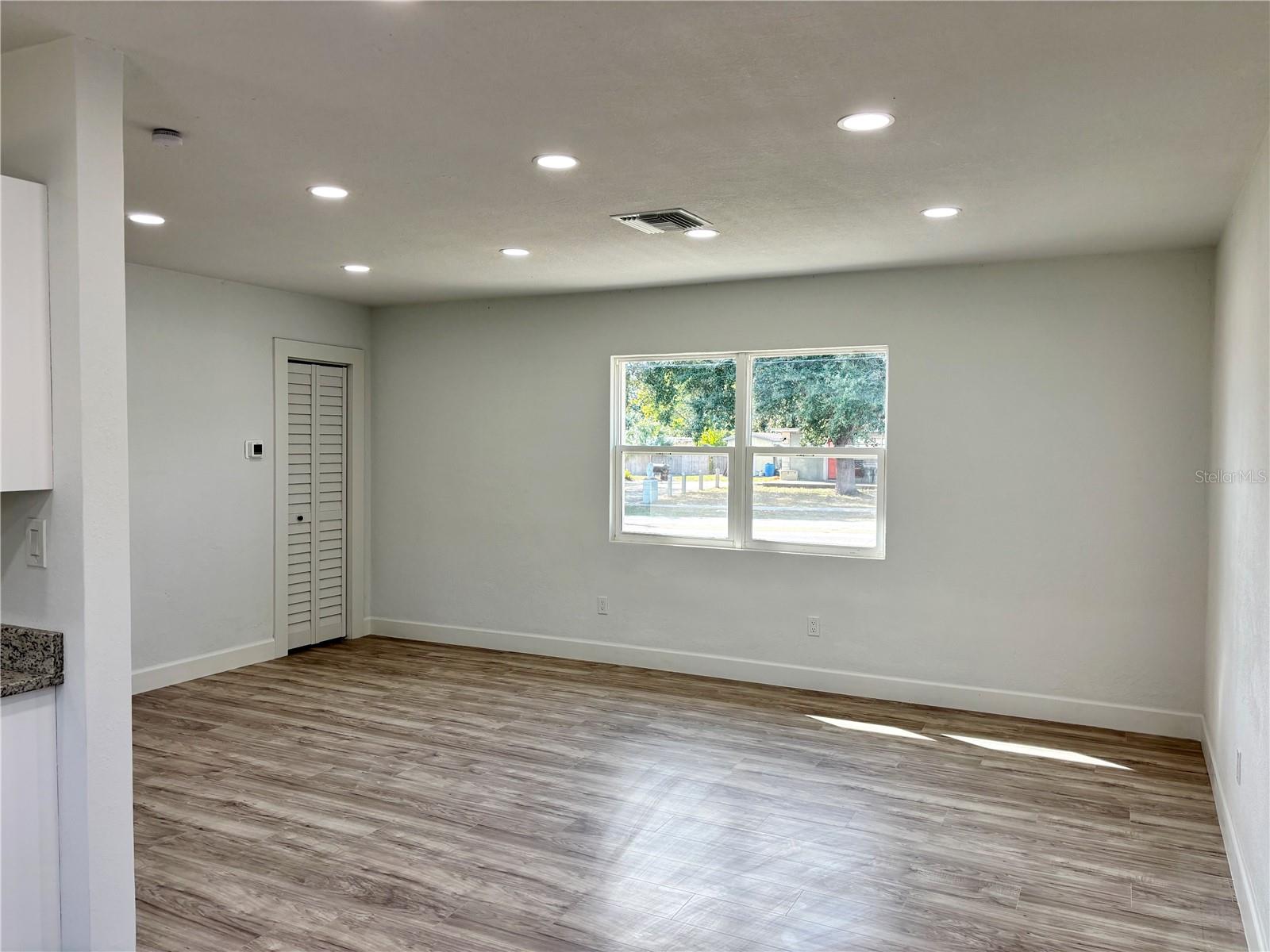 Listing photo id 2 for 1301 Woodbine Street