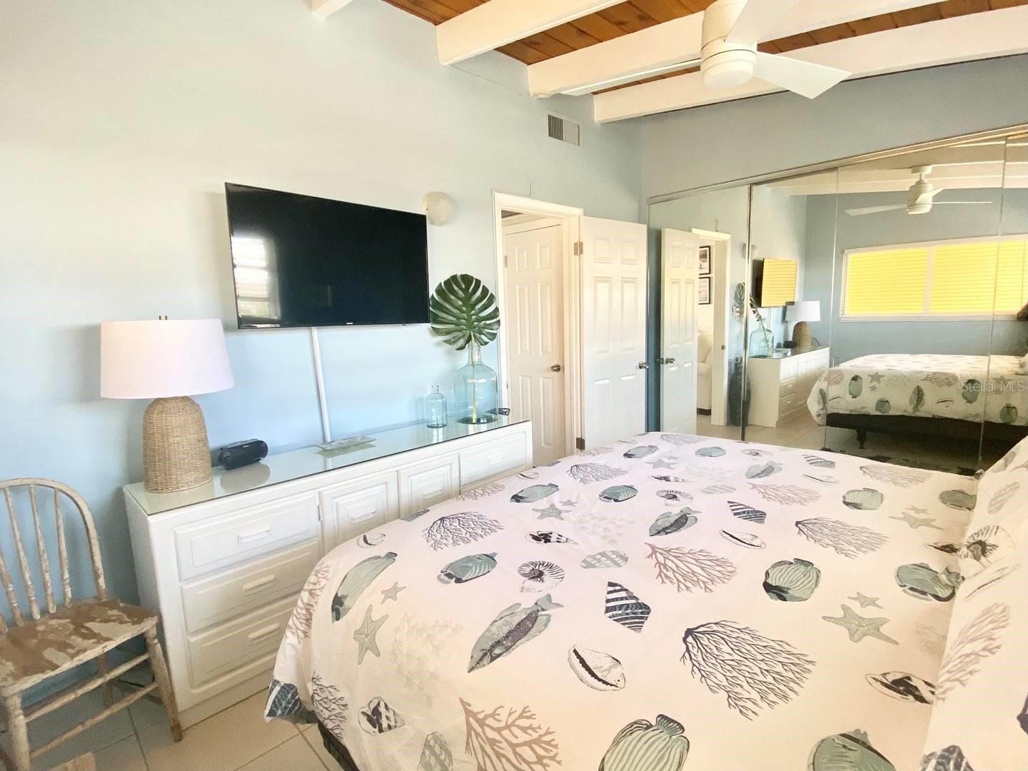 Image 9 of 21 For 6006 Midnight Pass Road 71