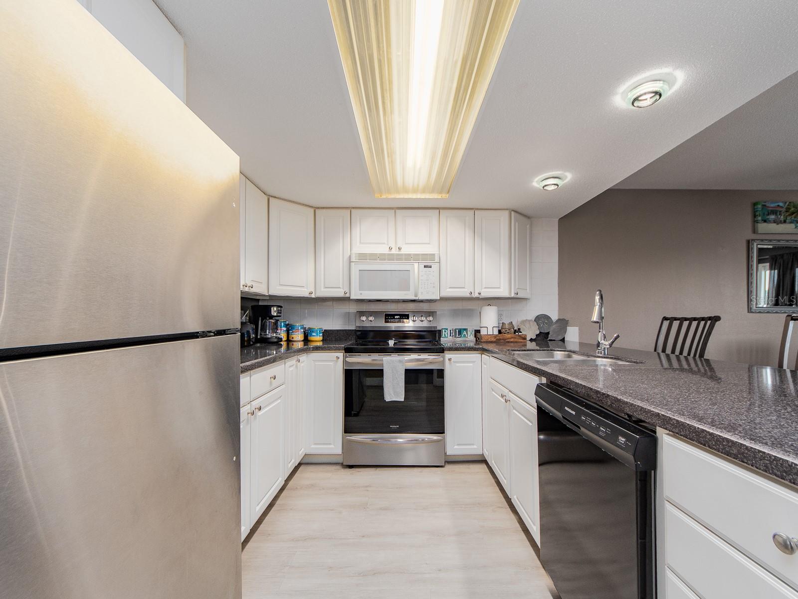 Image 10 of 36 For 19610 Gulf Boulevard 303