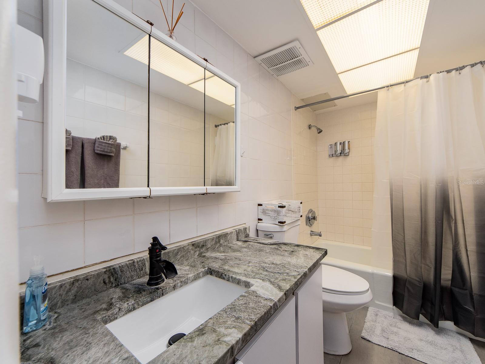 Image 13 of 36 For 19610 Gulf Boulevard 303