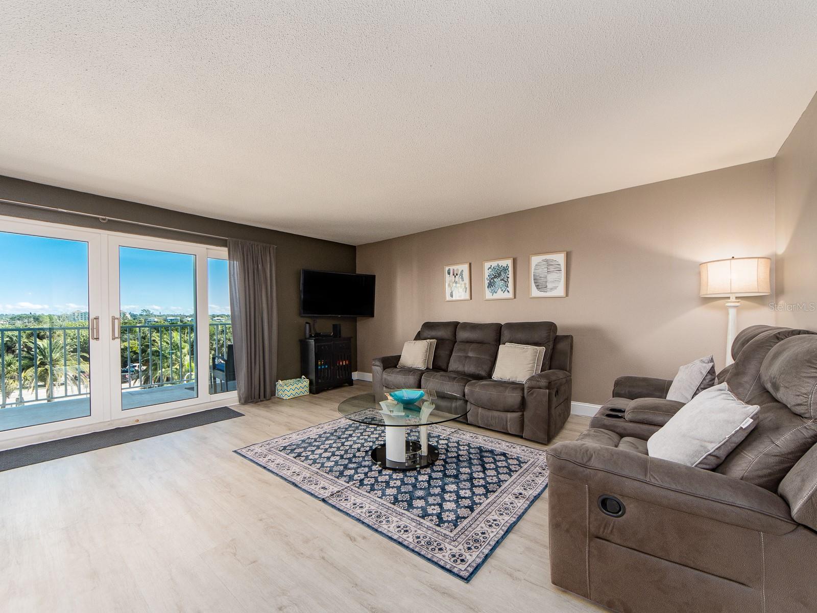 Image 2 of 36 For 19610 Gulf Boulevard 303