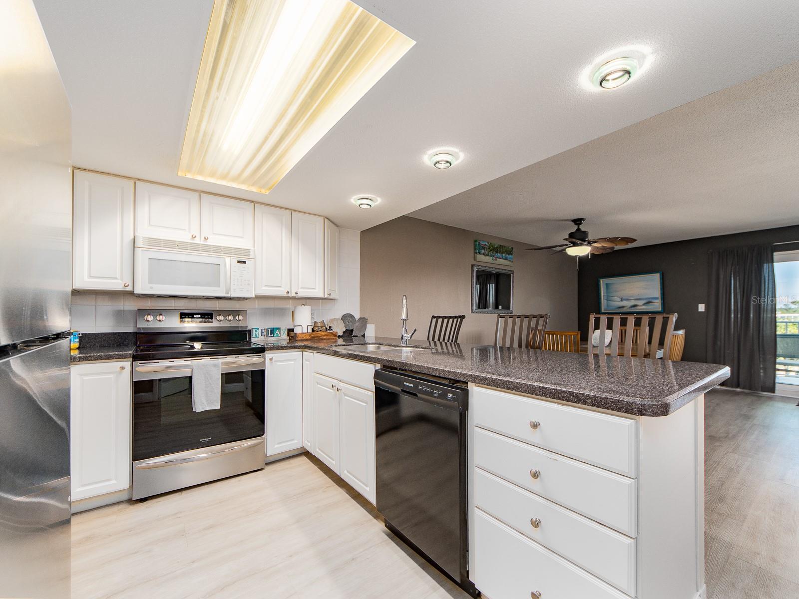 Image 9 of 36 For 19610 Gulf Boulevard 303