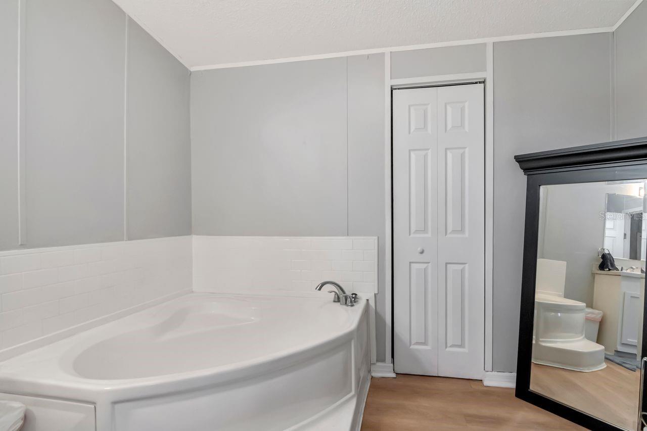 Image 19 of 38 For 10404 Hawk Court