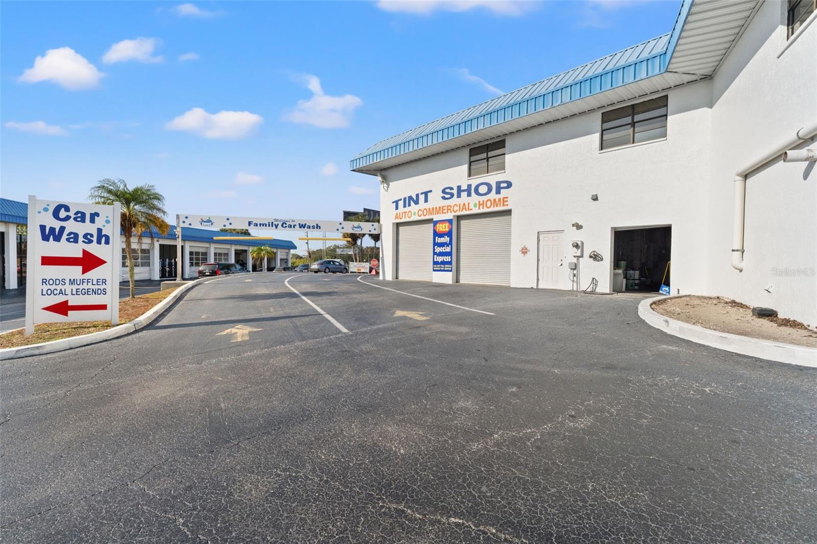 Listing photo id 12 for 1108 Commercial Way