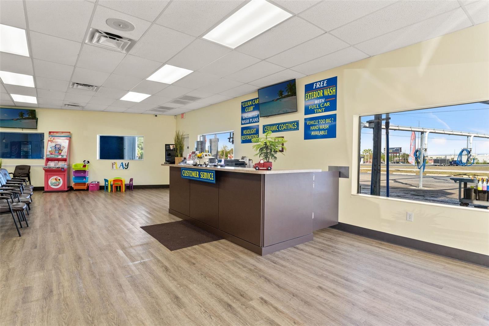 Listing photo id 13 for 1108 Commercial Way