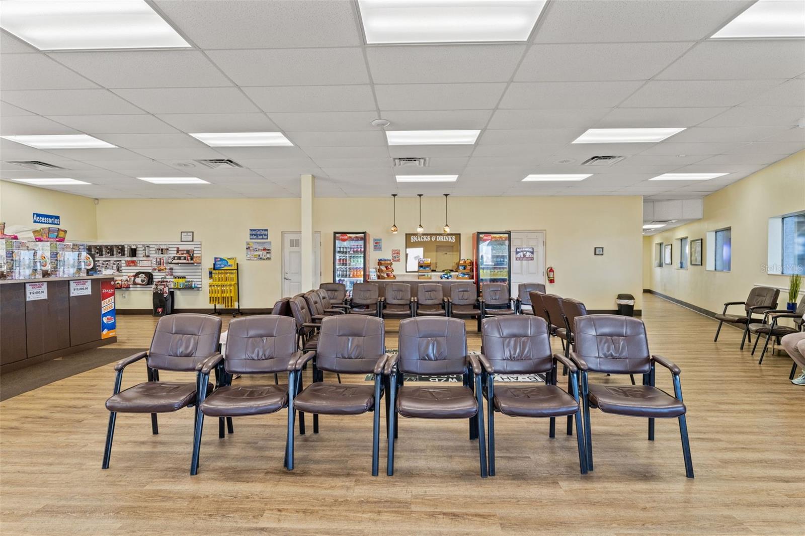 Listing photo id 16 for 1108 Commercial Way